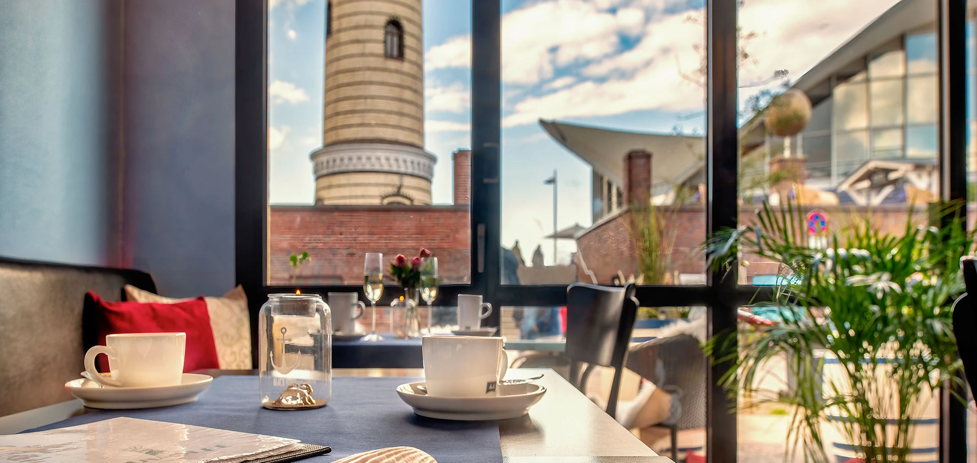 Unser Restaurant Luv & Lee mit Blick auf Leuchtturm und Teepott